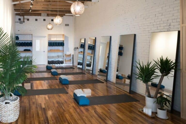 How To Choose The Best Yoga Studio Flooring The Yoga Nomads   Yoga Hardwood Floor 768x512 